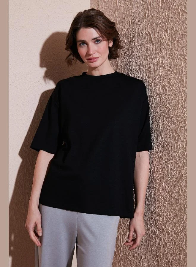 ليلا تيشيرت نسائي بقصة واسعة وياقة دائرية من ليلا